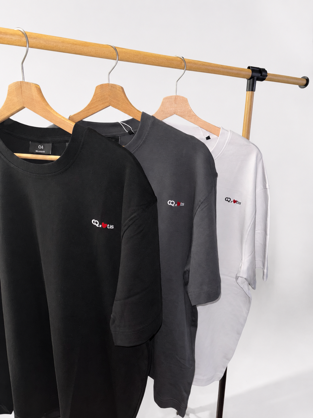 Les trois T-shirts de la collection CQ × cœur tis sur fond blanc studio